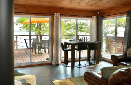 Mansfield-et-Pontefract Ski Chalet | Waterfront Retreat Near Coulonge Falls with Sauna