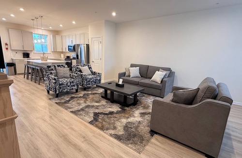 Algonquin House | Waterfront Retreat: EV Charging, Fitness Studio, Walk to Downtown, Sleeps 8