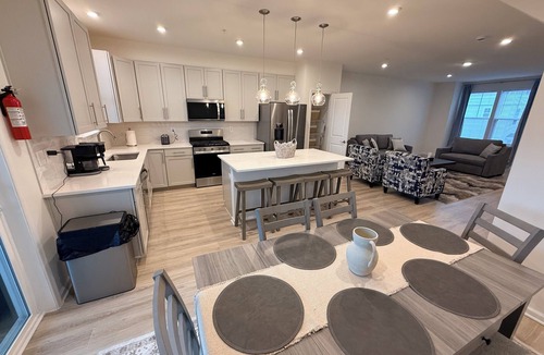 Algonquin House | Waterfront Retreat: EV Charging, Fitness Studio, Walk to Downtown, Sleeps 8