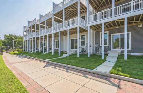 Algonquin House | Waterfront Retreat: EV Charging, Fitness Studio, Walk to Downtown, Sleeps 8