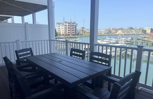 Algonquin House | Waterfront Retreat: EV Charging, Fitness Studio, Walk to Downtown, Sleeps 8