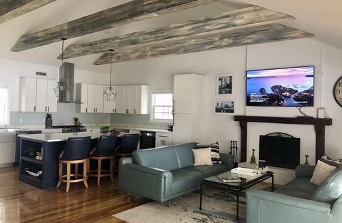 Centerville House | Waterfront retreat on Wequaquet Lake. Kayaks included and close to Town/Beaches