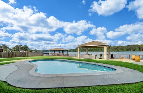 Willis House | Waterfront retreat on quiet cove - Sleeps 20