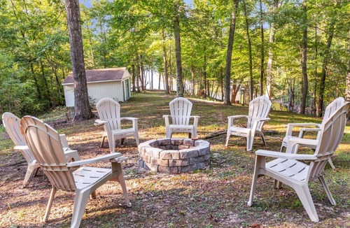 Merifield Acres Cottage | Waterfront Retreat w/Private Dock, Kayaks, Deep Water, Gameroom, Sleeps 12