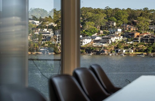 Oatley House | Waterfront Retreat w/2 Jetty – Spacious & Close to Everything