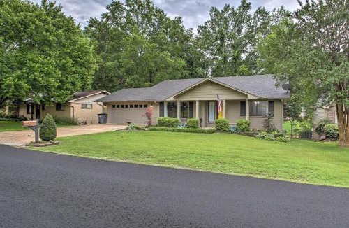 Lakeland House | Waterfront Retreat w/Boat Dock in Hot Springs!