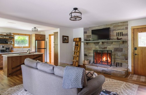Wilmington Apartment | Waterfront retreat with fireplace 3 miles from Whiteface & The North Pole
