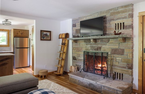 Wilmington Apartment | Waterfront retreat with fireplace 3 miles from Whiteface & The North Pole