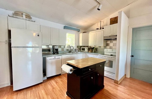 Georgian Bay Cottage | Waterfront Retreat with Sunset Views & Sandy Beach