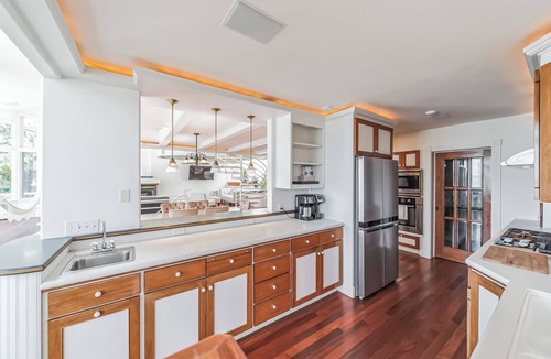 Bayside Acres House | Waterfront Retro Retreat - Amazing SF Getaway