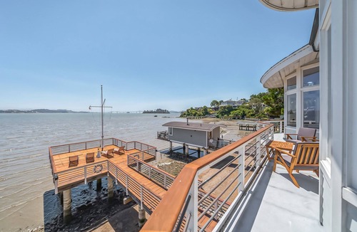 Bayside Acres House | Waterfront Retro Retreat - Amazing SF Getaway