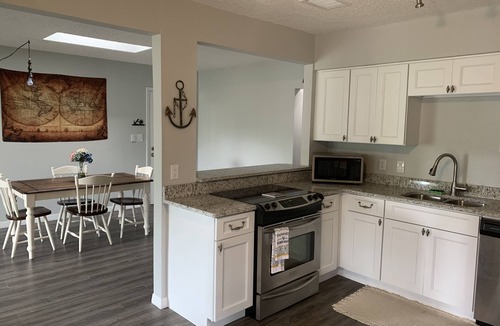 Tropic Shores House | 🛶🛥️WATERFRONT RIVER HOME FREE KYACKS! GULF ACCESS, FLOATING DOCK PETS WELCOME🐩🐈