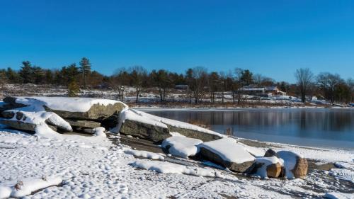 Carling Apartment | Waterfront Rockwood Resort with Private Beach and BBQ