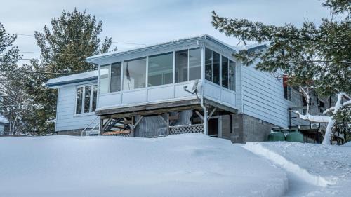 Carling Apartment | Waterfront Rockwood Resort with Private Beach and BBQ