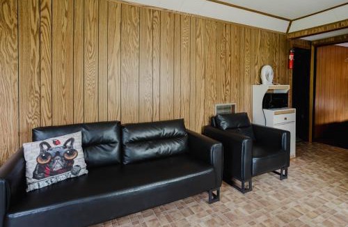 Carling Apartment | Waterfront Rockwood Resort with Private Beach and BBQ