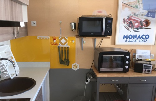 Donville-les-Bains Apartment | ~ Waterfront ~ sea view ~ direct beach/spa access at 20m ~ @