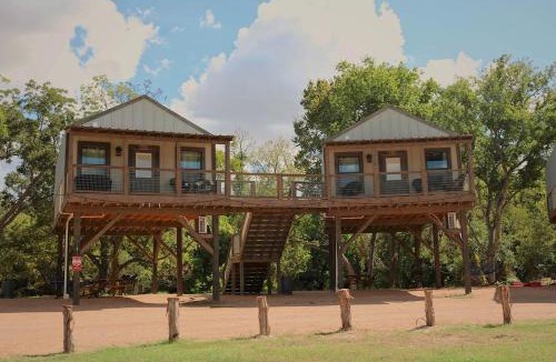 Sutherland Springs House | Waterfront Safari Cabin San Antonio, Texas