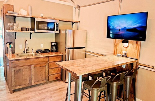 Sutherland Springs RV Rental | Waterfront Safari Cabin San Antonio, Texas