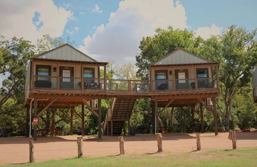 Sutherland Springs RV Rental | Waterfront Safari Cabin San Antonio, Texas