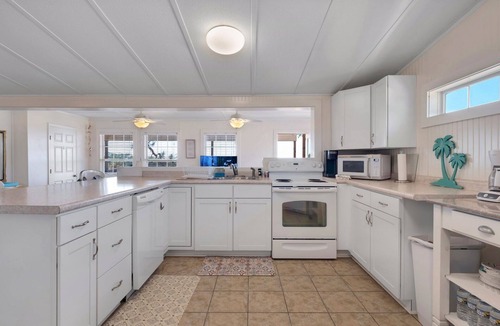Salem House | Waterfront Scallop & Fish Spot! Private Dock + Ice Machine—Pet Friendly Home