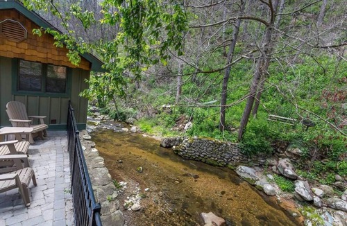 Gatlinburg Cabin | Waterfront/See And Hear Rushing Water/Hot Tub/.9 Miles 2 Downtown Gatlinburg