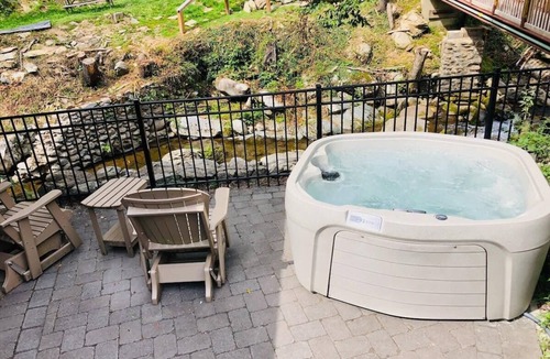 Gatlinburg Cabin | Waterfront/See And Hear Rushing Water/Hot Tub/.9 Miles 2 Downtown Gatlinburg
