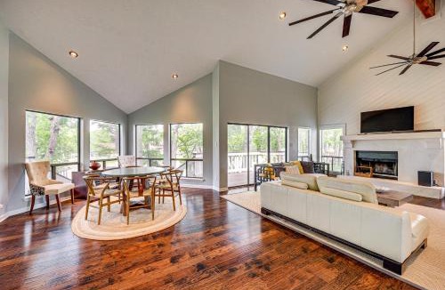 Seguin House | Waterfront Seguin Lake House Near Downtown