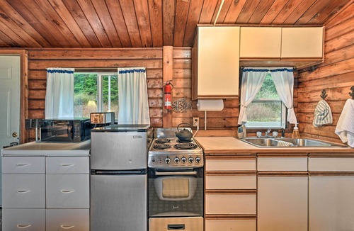 Sekiu Cabin | Waterfront Sekiu Escape - 9 Mi to Neah Bay!