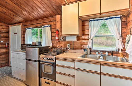 Sekiu Cabin | Waterfront Sekiu Escape - 9 Mi to Neah Bay!