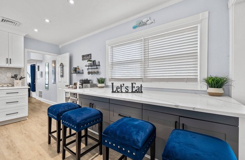 Fox Hill - Grandview House | WATERFRONT*SEMI-PRIVATE BEACH*KING BD* DUAL DESK WORKSTATIONS* BLAZING FAST WIFI