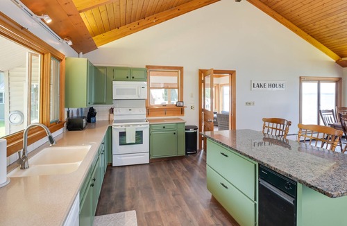 Sidney House | Waterfront Sidney Getaway w/Private Dock!