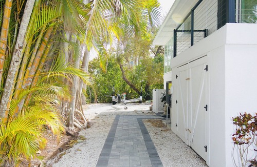 Bay Isle Condo | Waterfront Siesta key entire King suite