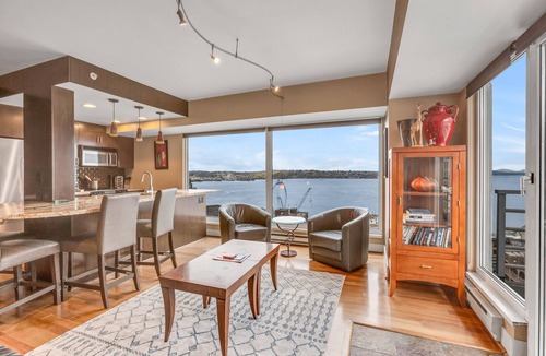 Downtown Seattle Condo | Waterfront Skyline Condo - Gym, Pool, Free Parking