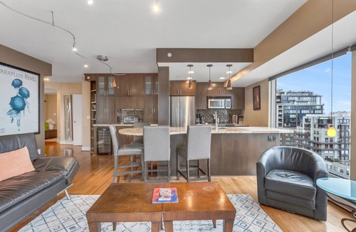 Downtown Seattle Condo | Waterfront Skyline Condo - Gym, Pool, Free Parking