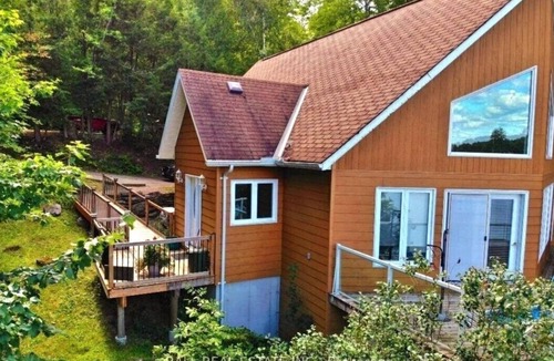 L'Amable House | ✨️ Waterfront✨️Sleeps 10✨️Hot Tub ♨ ✨️ 4 BDRM 5 Beds 3 Baths✨Cathedral Ceilings