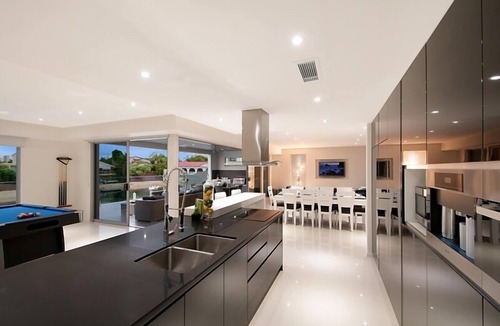 Broadbeach Waters House | Waterfront Splendour – Luxurious waterfront living