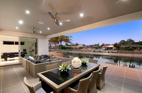 Broadbeach Waters House | Waterfront Splendour – Luxurious waterfront living