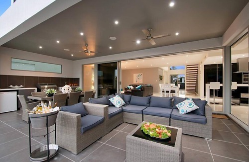 Broadbeach Waters House | Waterfront Splendour – Luxurious waterfront living