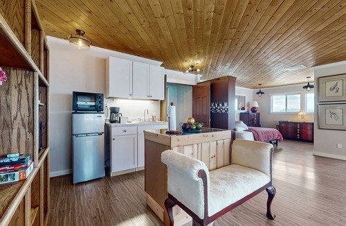 Clinton Apartment | Waterfront studio cottage with stunning views