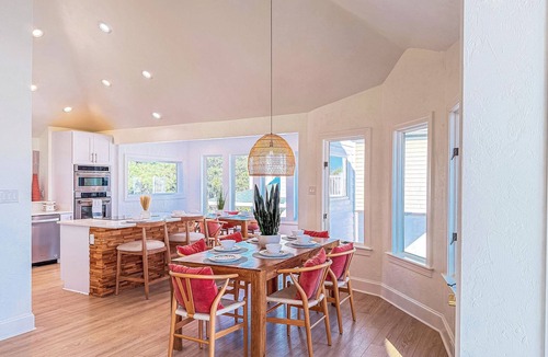 Monteray Shores House | Waterfront, Stunning Views + Pool + Kayaks! Pet friendly!