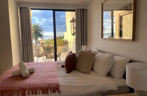 Geelong Apartment | Waterfront Sub-Penthouse with Beach View