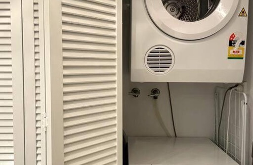 Geelong Apartment | Waterfront Sub-Penthouse with Beach View