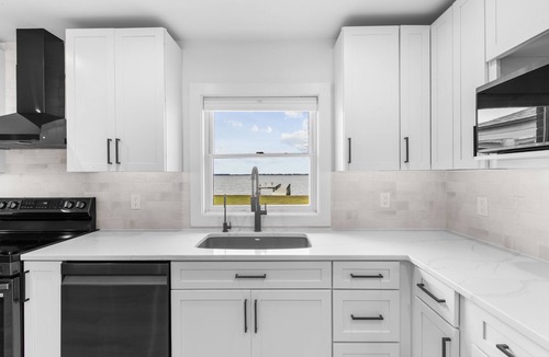 Chester House | Waterfront Sunset Bayview: sleeps 6