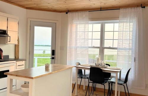 Darnley Cottage | Waterfront Sunset Cove Cottage!