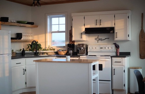 Darnley Cottage | Waterfront Sunset Cove Cottage!