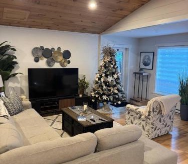 Goobies House | Waterfront Sunset Cove