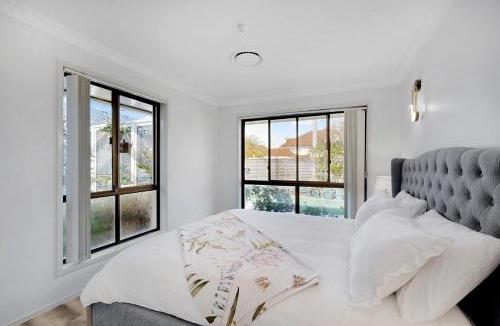 Newport House | Waterfront Sunset Pontoon Fish & Crab Ready