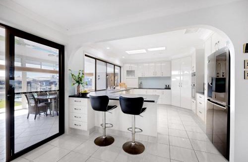 Newport House | Waterfront Sunset Pontoon Fish & Crab Ready