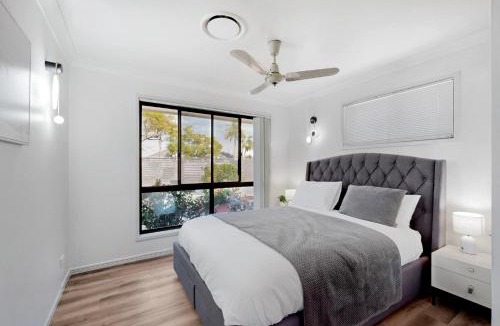 Newport House | Waterfront Sunset Pontoon Fish & Crab Ready