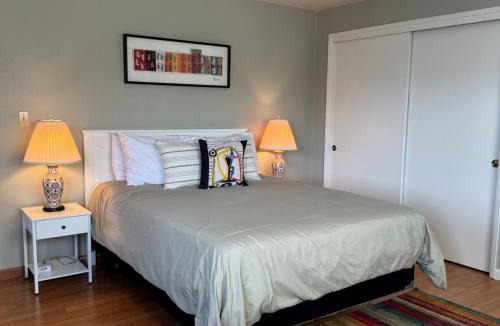 Adelma Beach House | Waterfront, Sunsets and Mountains